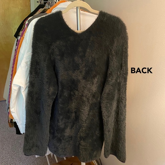 V-Neck Classic Fur Sweater - Picture 4 of 11